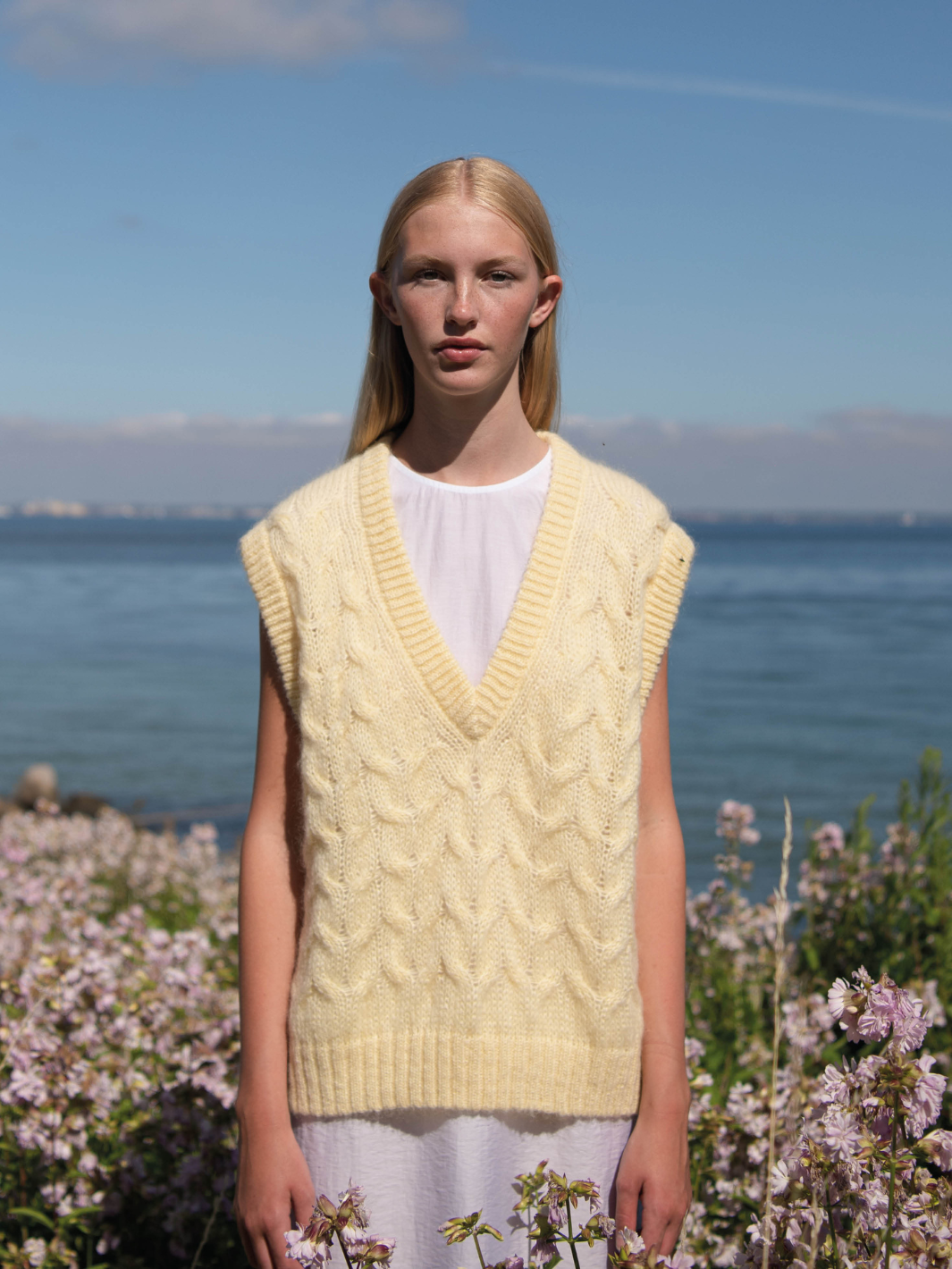 Gul Saga Moonbeam Mohair Stickad Väst