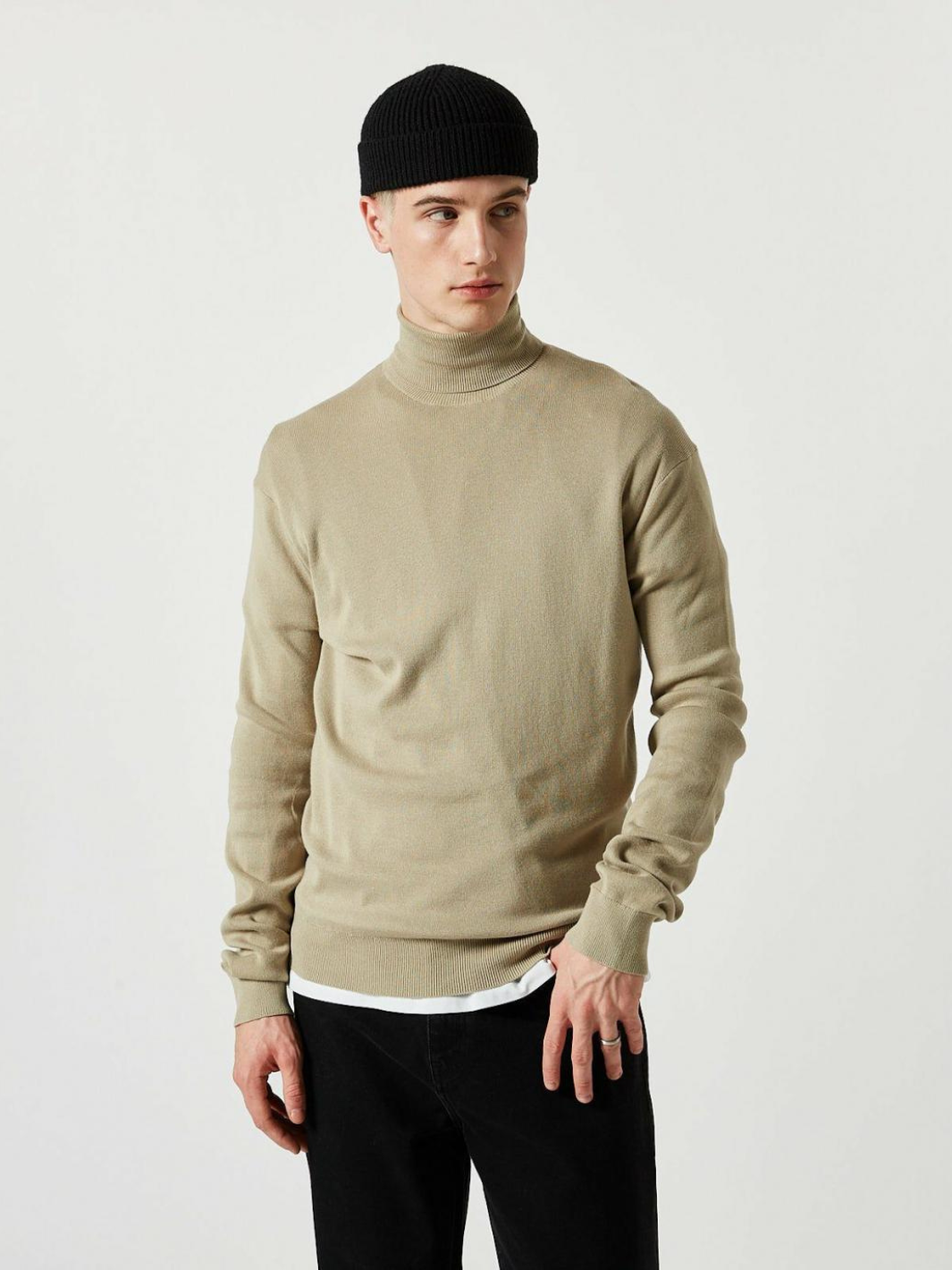 Beige Yakob mäns turtleneck stickad från minimum