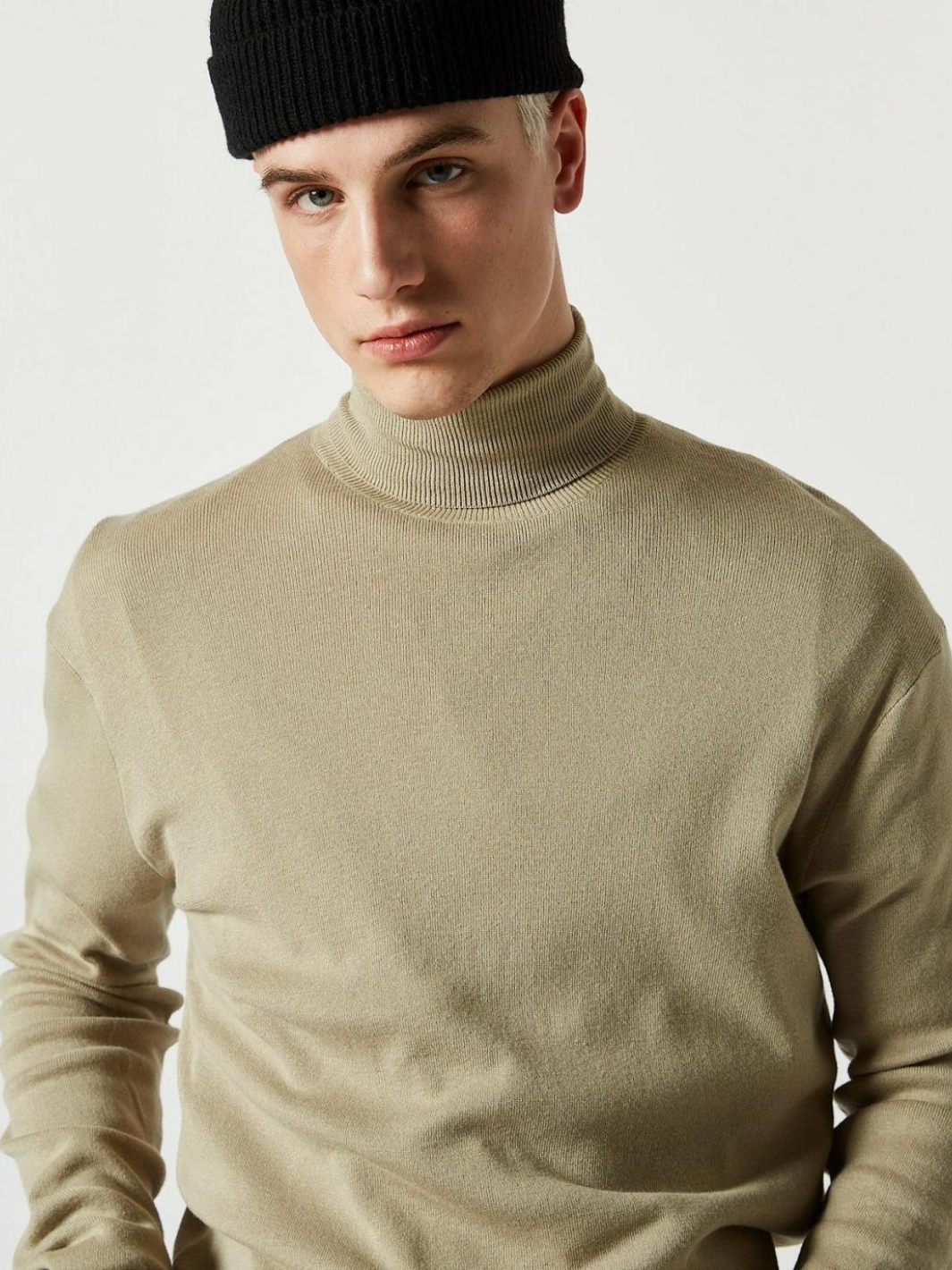 Beige Yakob mäns turtleneck stickad från minimum