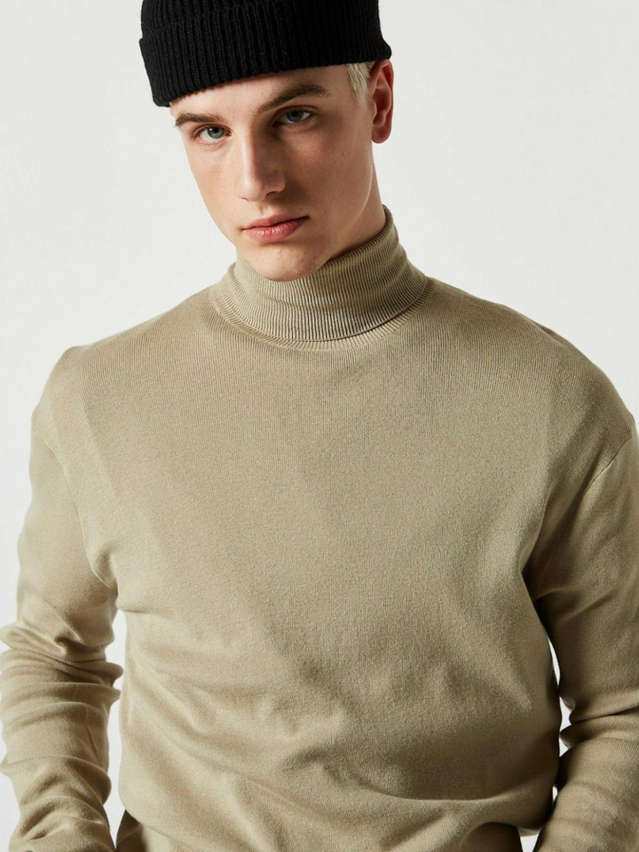 Beige Yakob mäns turtleneck stickad från minimum