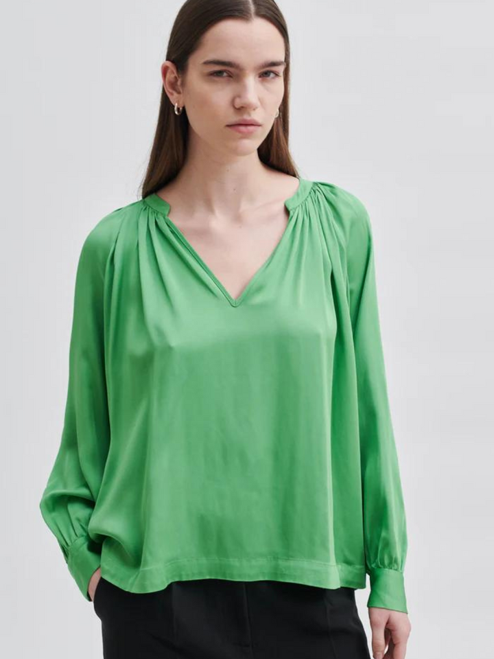 Grön andra kvinnliga draperade tunikablus