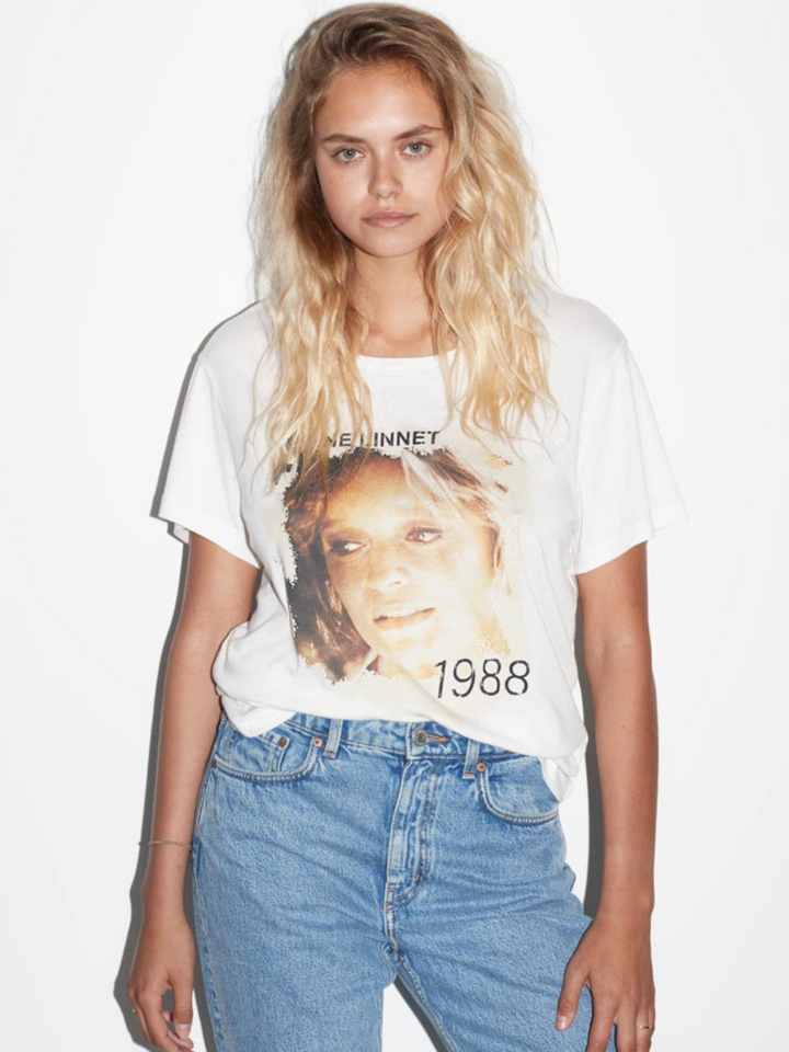 Vit Anne Linnet T-shirt "I'm Right Here" för kvinnor
