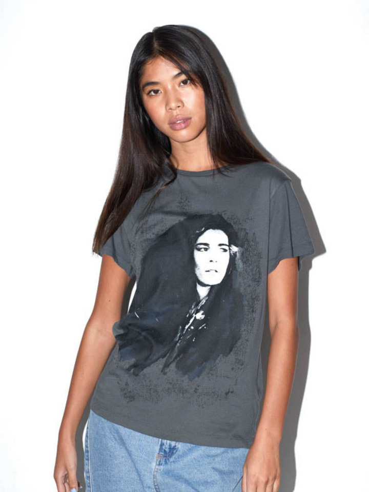 Kolgrå ikon Lis Sørensen "Lis Sørensen" T-shirt dam