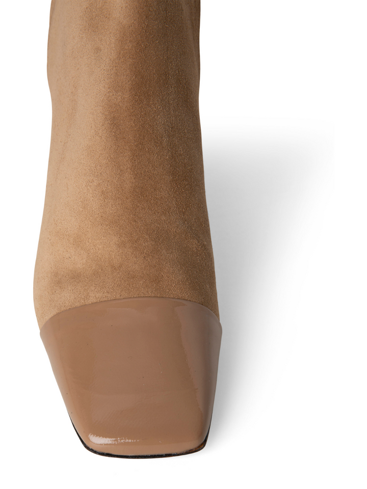 Ljusbrun mellanlång Custommade Amelia Boot i mocka