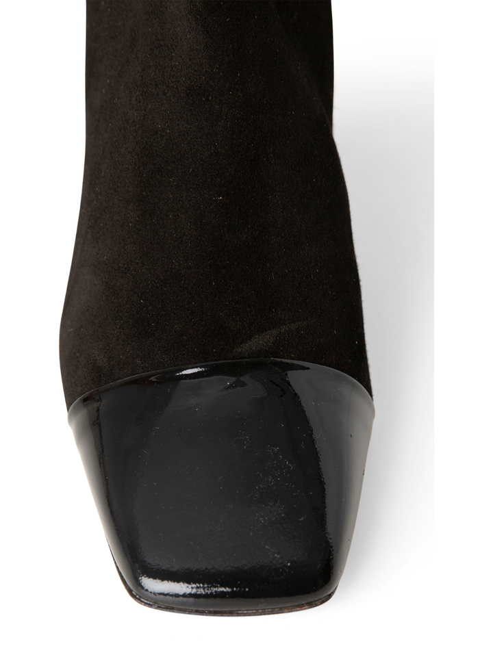 Svart mellanlång Custommade Amelia Boot i mocka