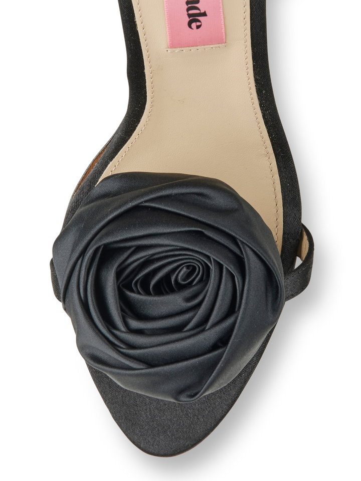 Svart Maggie Skräddarsydd Satin Styled Med Rose