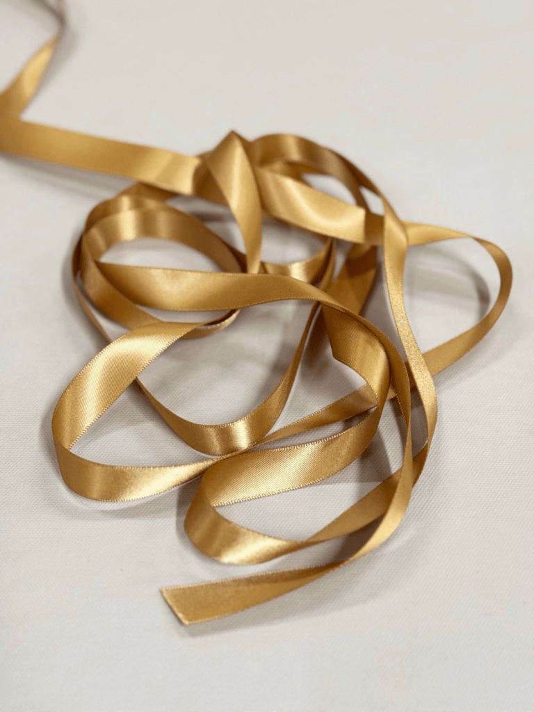 All By Voss - Guld Silkebånd, 16 mm x 10 m All By Voss