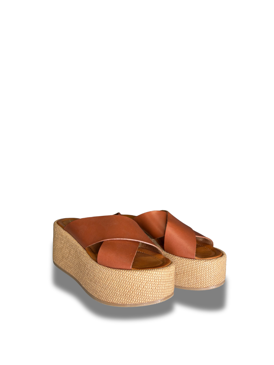 Apair sandal med høj sål og to brune remme i kalveskind der folder foran på sandalen
