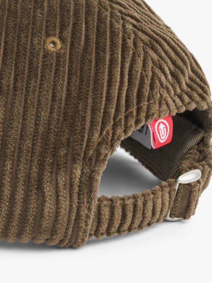 Armyfarvet Upfront baseball kasket i bredriflet blødt fløjl med justerbar rem, åndehuller og klassisk design. 100% bomuld, One Size.
