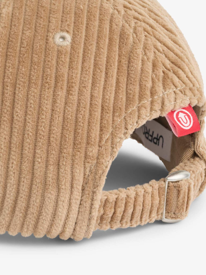 Beige Upfront baseball kasket i bredriflet blødt fløjl med justerbar rem, åndehuller og klassisk design. 100% bomuld, One Size.