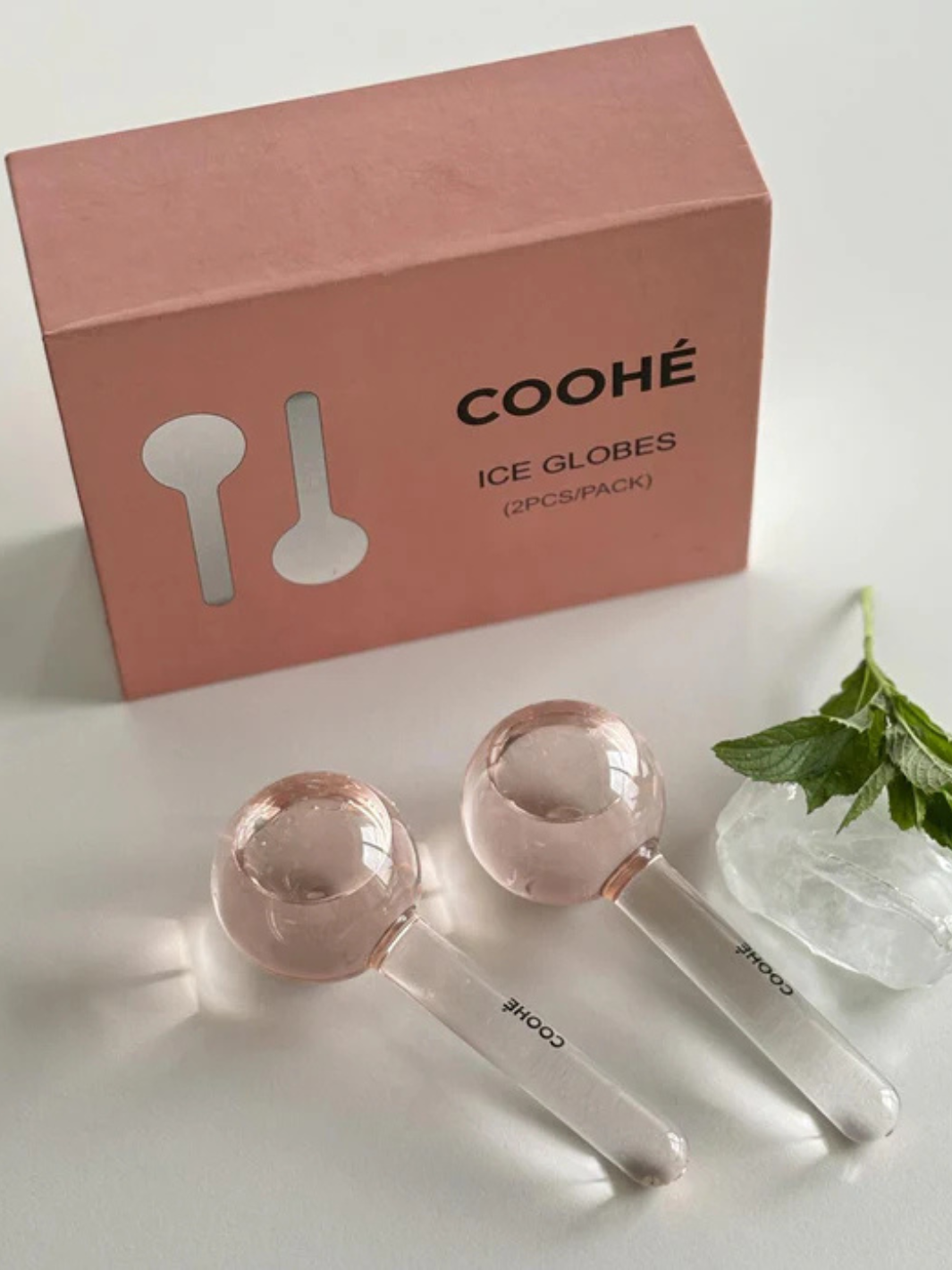 Forkæl huden med Ice Globes. Kølende massage mindsker rødme, hævelser og træt hud – giver øjeblikkelig friskhed og glød.