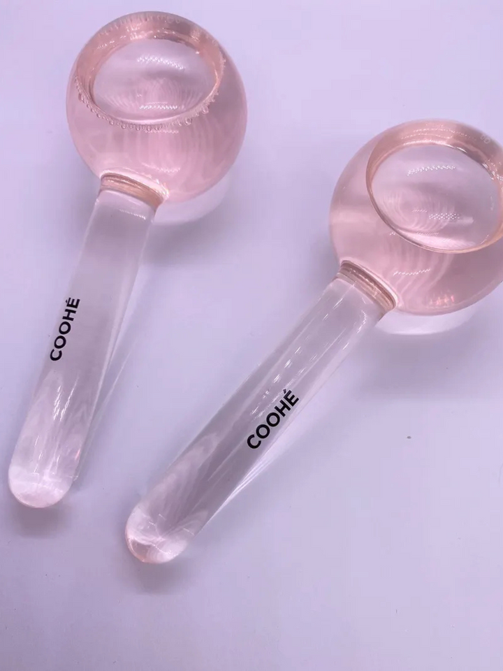 Forkæl huden med Ice Globes. Kølende massage mindsker rødme, hævelser og træt hud – giver øjeblikkelig friskhed og glød.