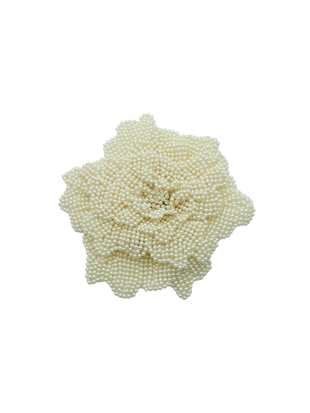 cremefarvet-custommade-blomsterbroche-med-perler