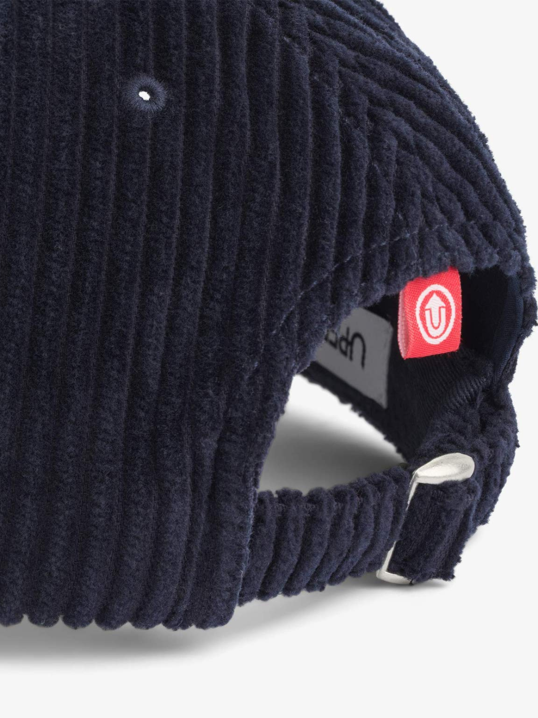 Navy Upfront baseball kasket i bredriflet fløjl med justerbar rem, små åndehuller og forstærket inderside. 100% bomuld, One Size.