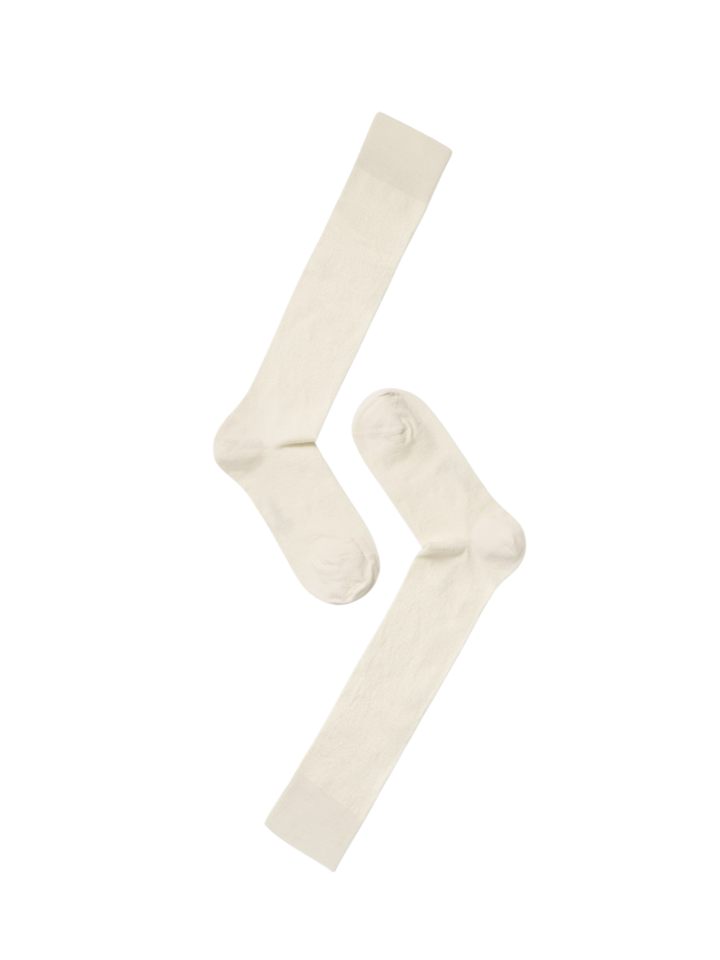 Note Wool High offwhite knæstrømper til damer i uldblanding med glatstrikket overflade og klassisk design.