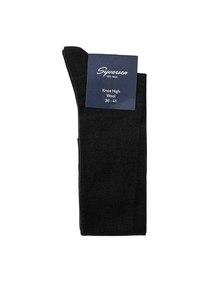 Note Wool High sorte knæstrømper til damer i uldblanding med glatstrikket overflade og klassisk design.