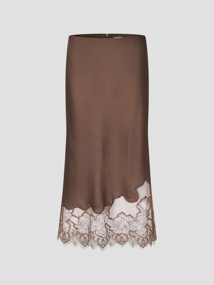 Second Female blondetop med V-udskæring, blondekant og smalle, justerbare skulderstropper i blød, draperet viskose.