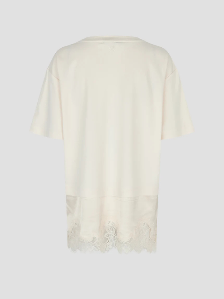 Second Female T-shirt i blød bomuld med rund hals, korte ærmer, lang løs pasform og synlig satinkant med fin blondekant.