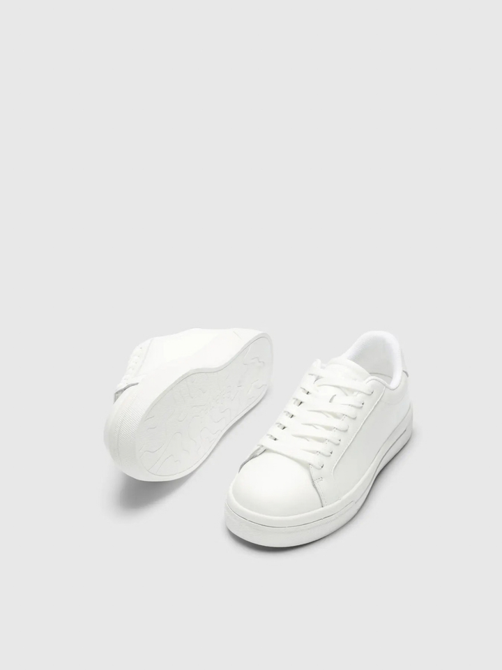 Hvide Selected Femme Feva sneakers til dame i ægte læder med snørebånd, rund snude, hvid gummisål og klassisk minimalistisk design.