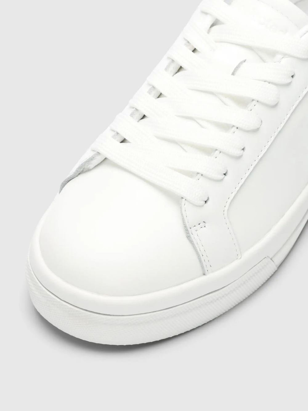 Hvide Selected Femme Feva sneakers til dame i ægte læder med snørebånd, rund snude, hvid gummisål og klassisk minimalistisk design.