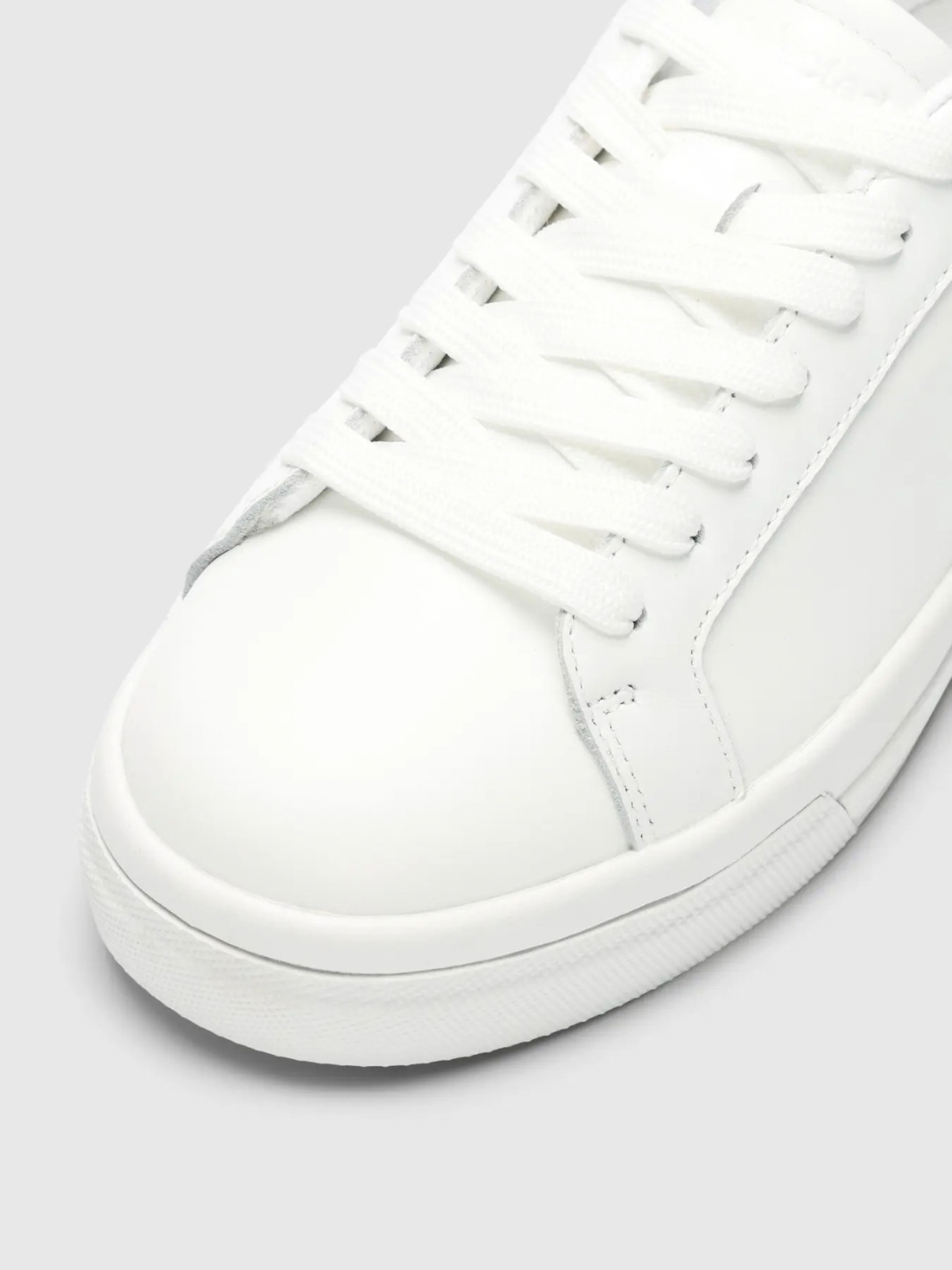 Hvide Selected Femme Feva sneakers til dame i ægte læder med snørebånd, rund snude, hvid gummisål og klassisk minimalistisk design.