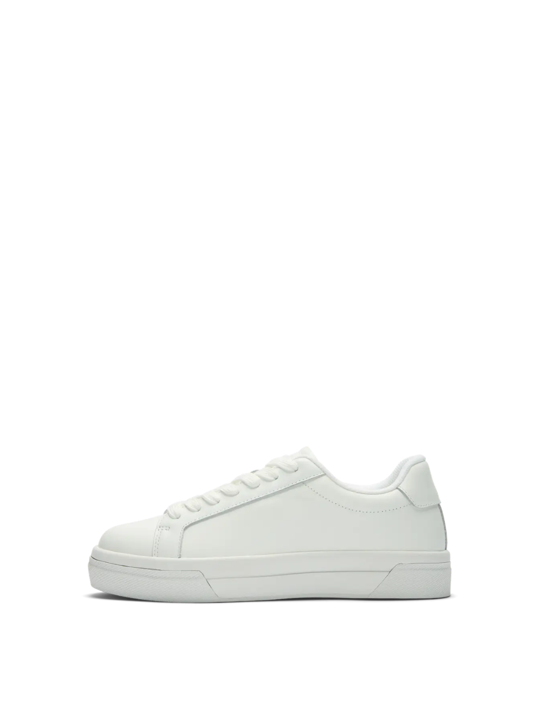 Hvide Selected Femme Feva sneakers til dame i ægte læder med snørebånd, rund snude, hvid gummisål og klassisk minimalistisk design.