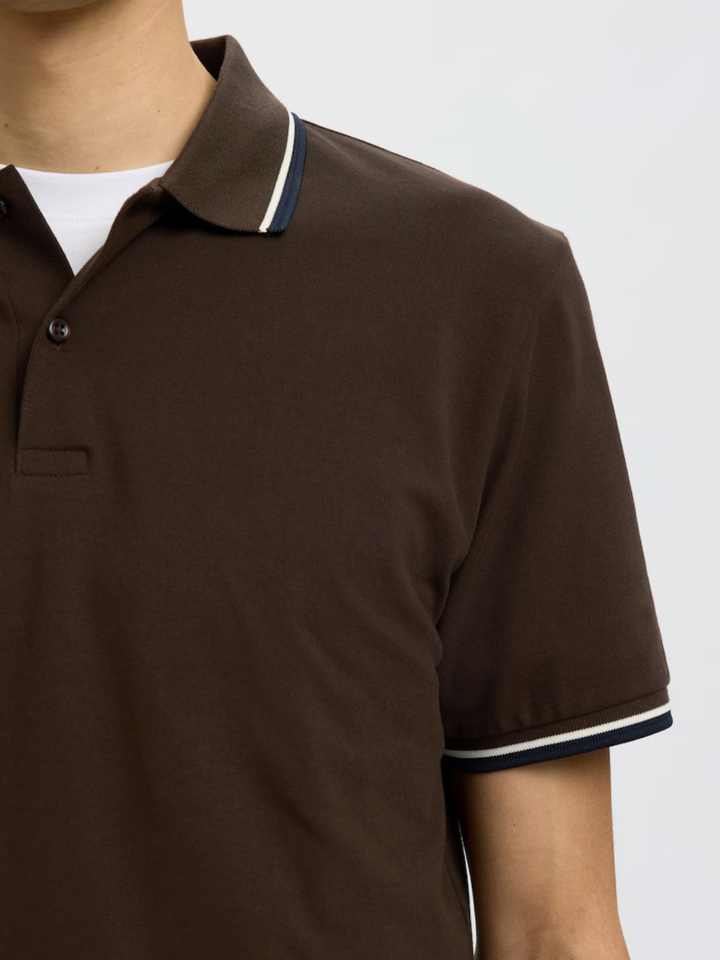 Mørkebrun Selected Homme Atlas Sport Polo til herre med slim fit, kontrastfarvet krave og ærmekanter samt klassisk 2-knapslukning.