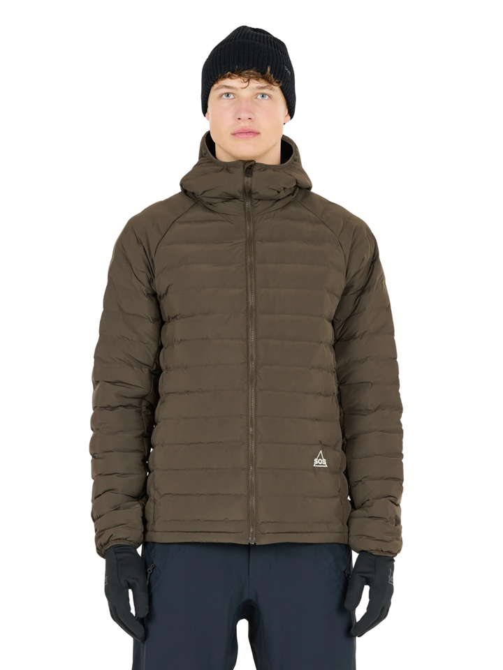 SOS Brun Furano Isoleret Jakke.  Den er fremstillet af 100 % polyester og giver optimal beskyttelse mod vind og vejr. 