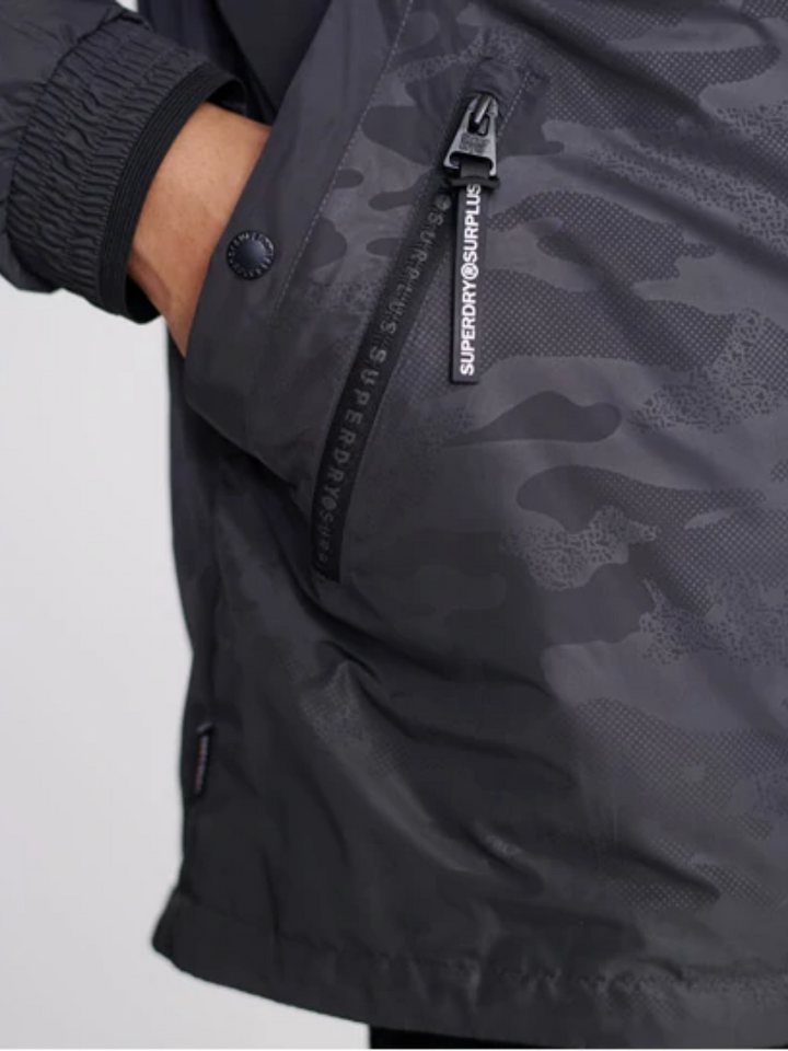 Grå Superdry Anorak med Camo