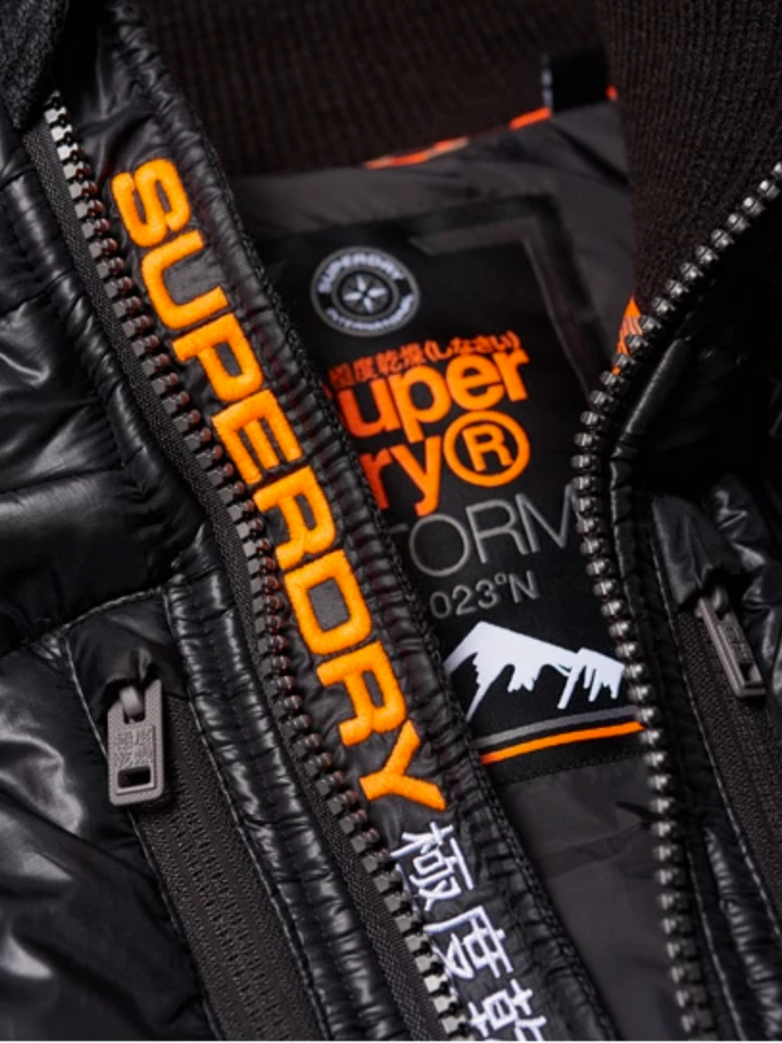 Svart Superdry Storm Hybrid jacka med stickade ärmar