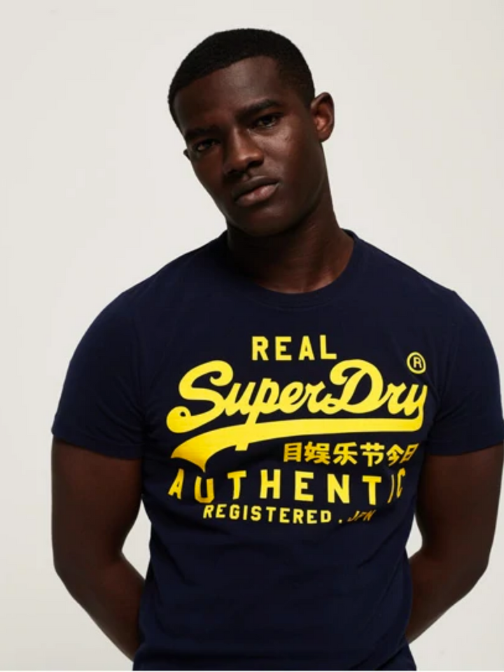 Marinblå Superdry T-shirt med gul logotyp
