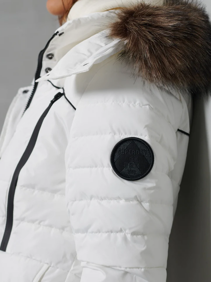 Vit Superdry vinterjacka för kvinnor med huva